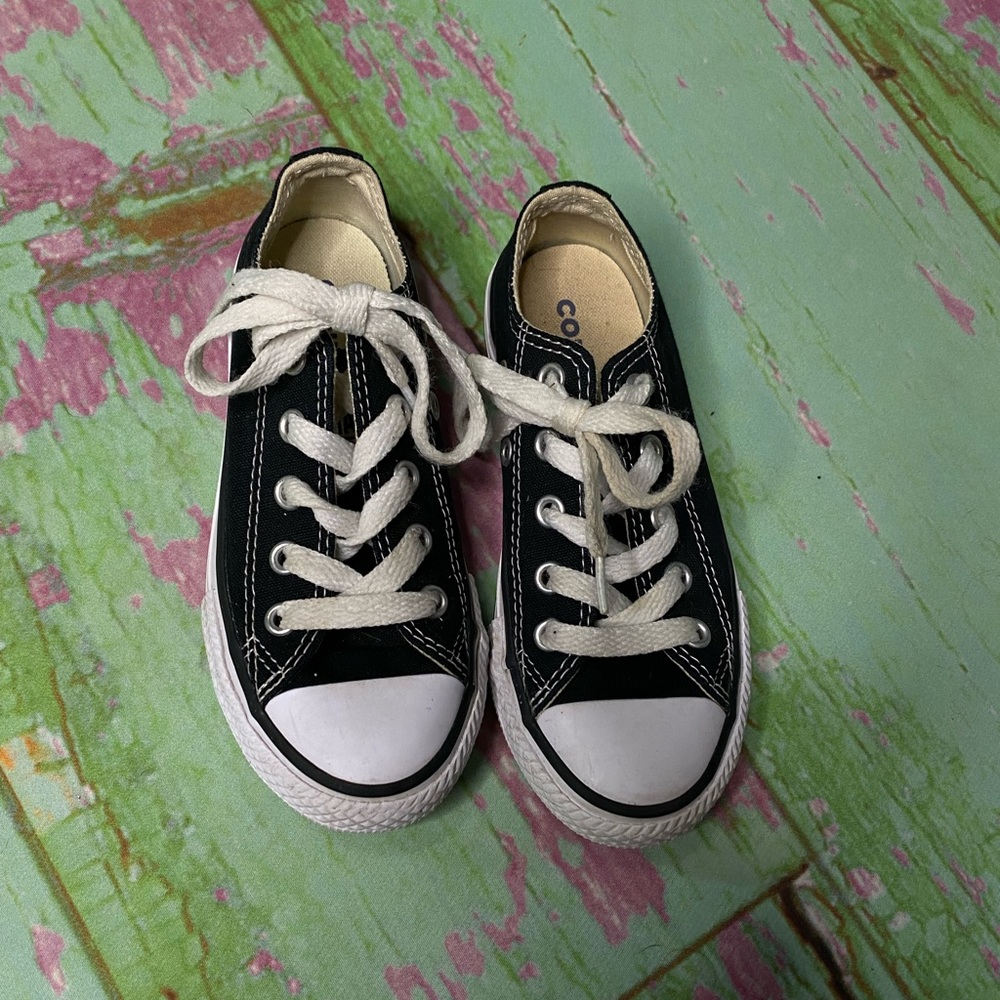 Kids converse shoes. Size 11